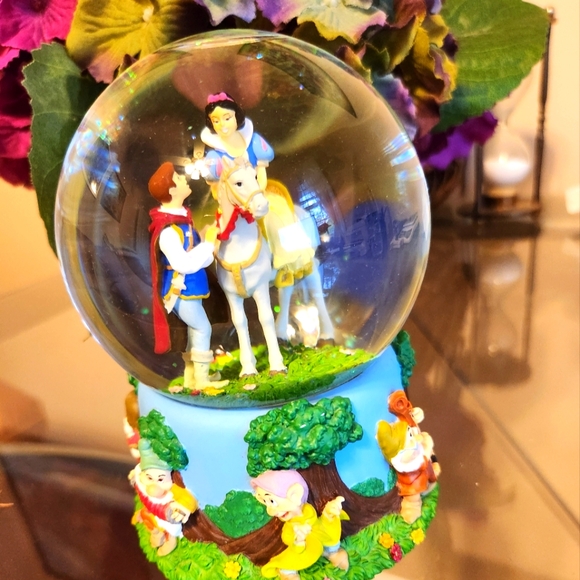 Disney Musical Snow Globe Snow White & The Seven Dwarfs " I Love You Truly" - Picture 1 of 4